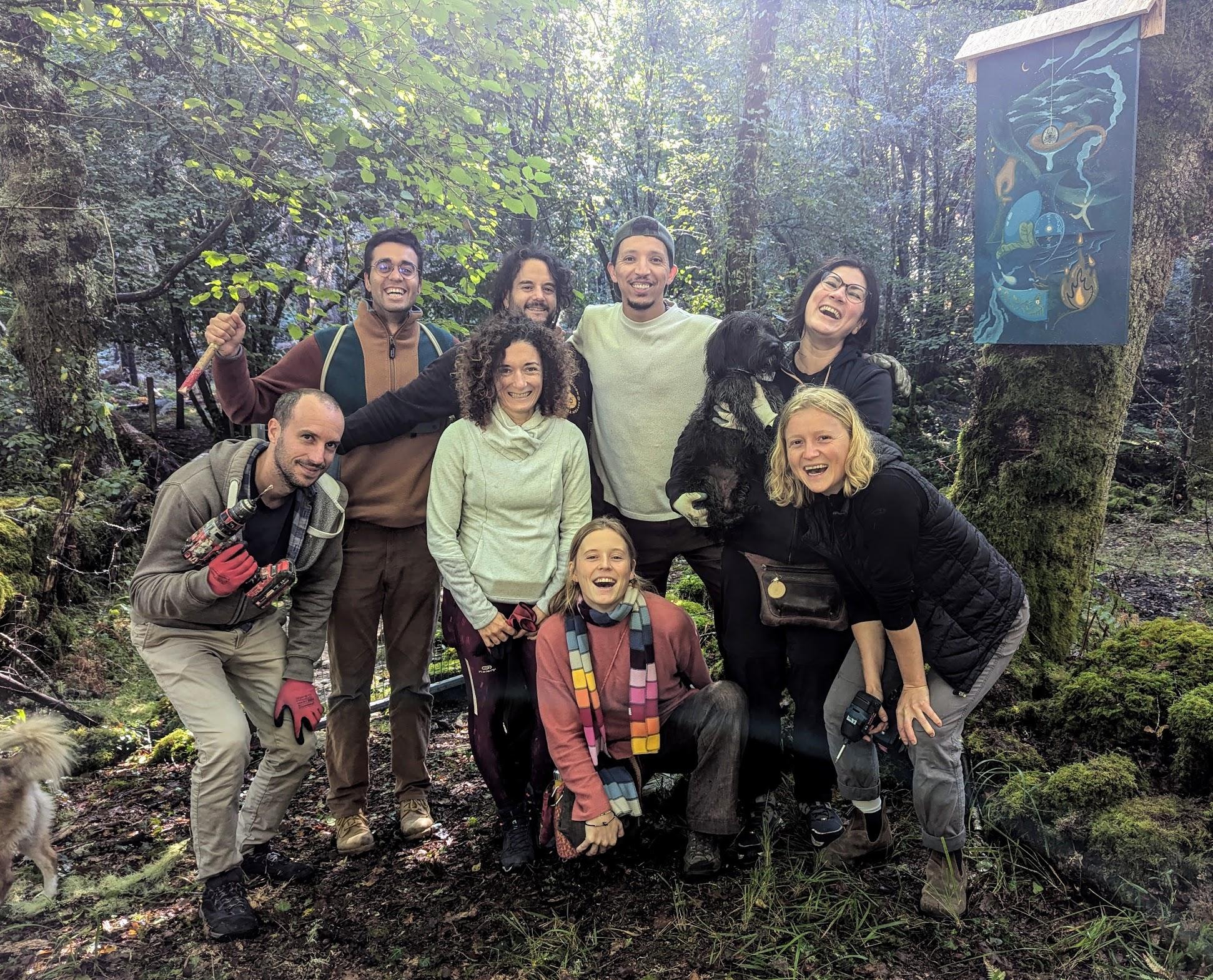 Grupo de persoas no bosque de Anceu